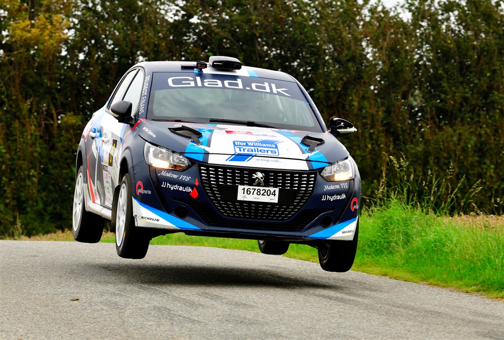 Jacob Madsen er flyvende på vej mod mesterskabet i Dansk Super Rally i sin Peugeot 208 Rally 4 med Line Nedergaard i codriversædet.
(Foto: Michael Eisenberg)